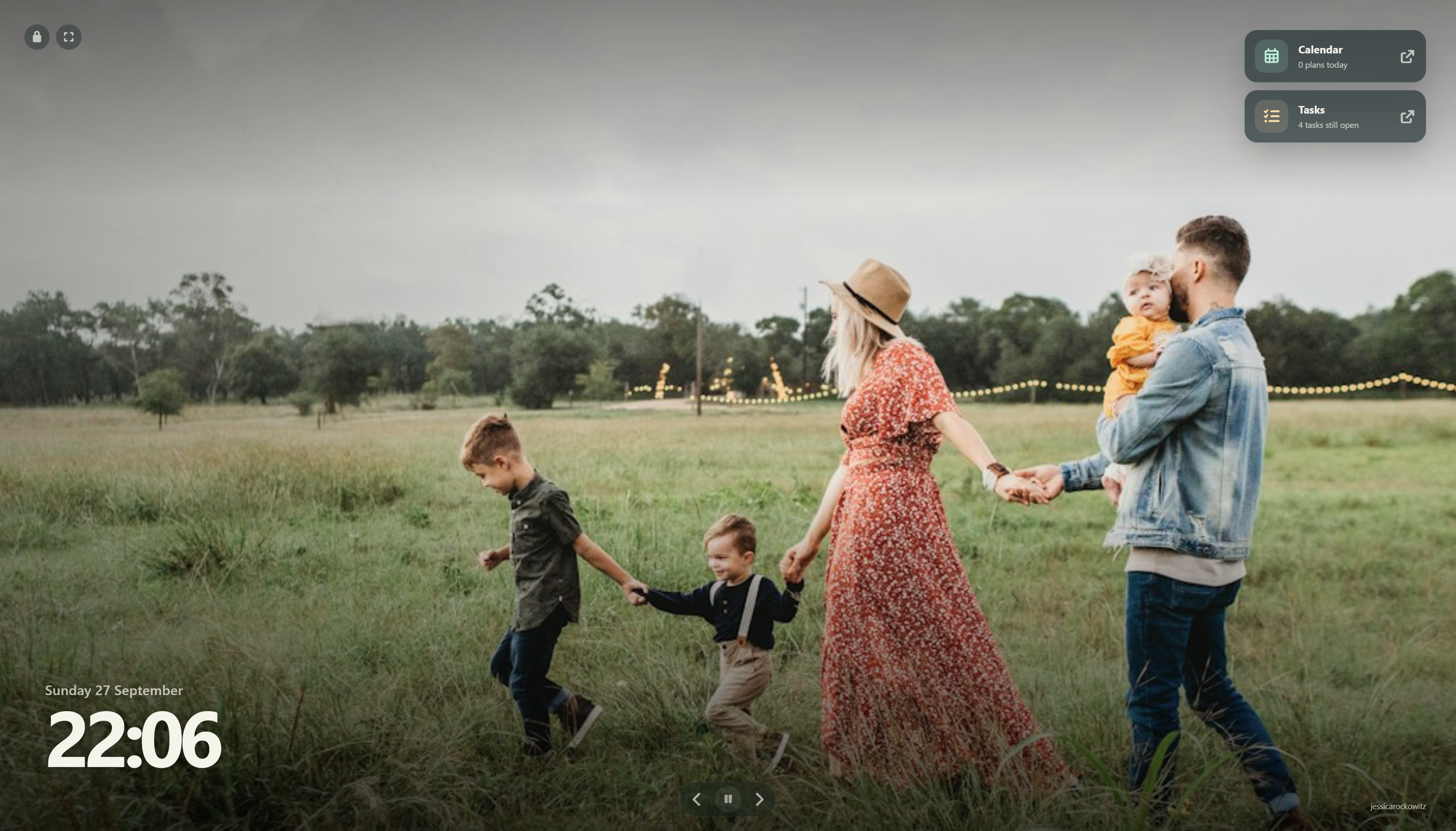 FamyGram photo display with family calendar and task shortcuts