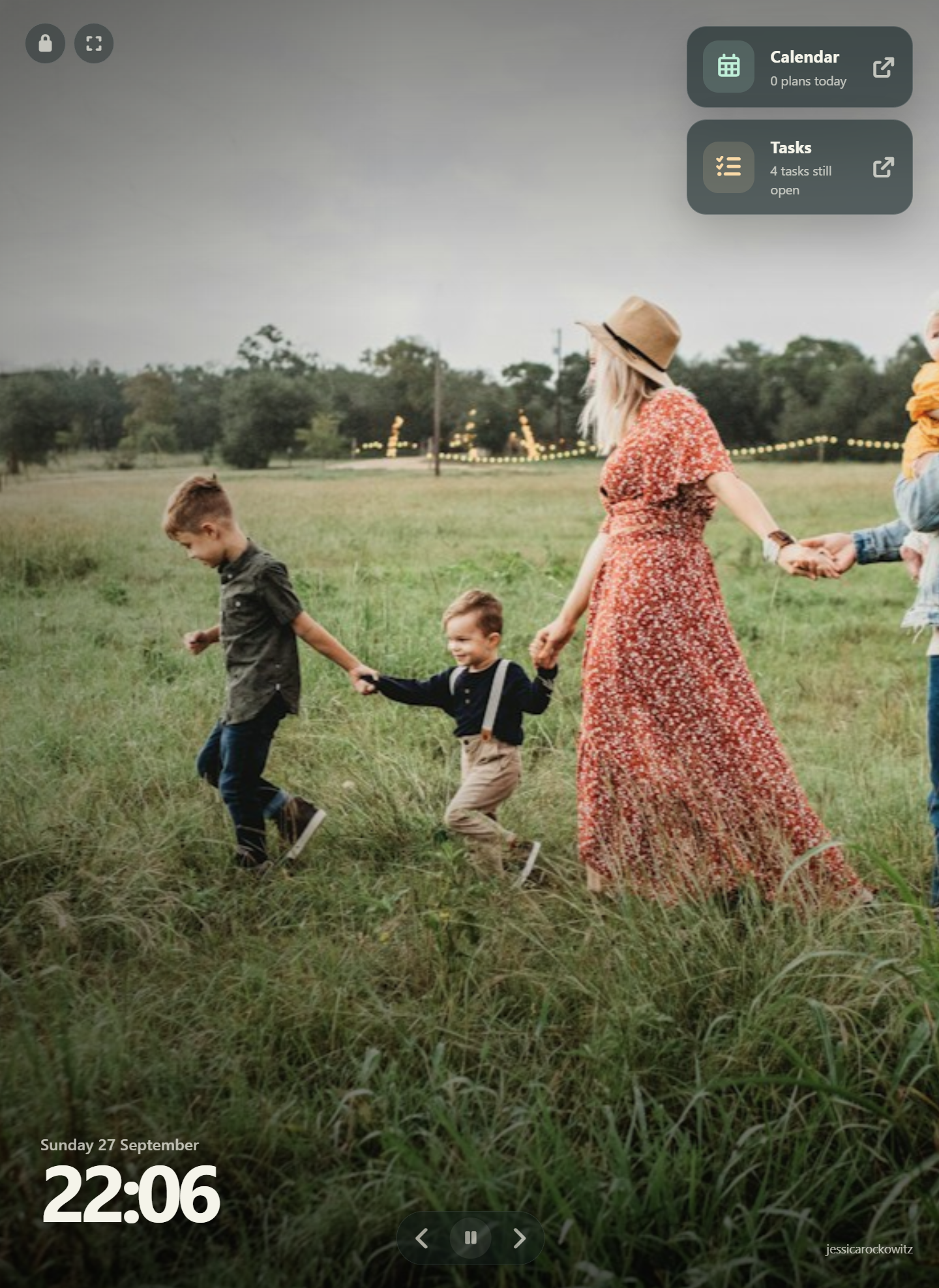 FamyGram fullscreen photo display with clock and quick links